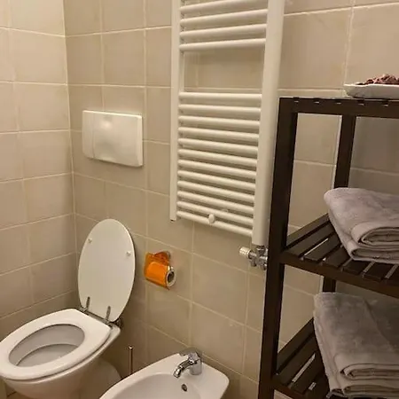 Bilocale Moderno E Luminoso Con Parcheggio Privato Apartamento
