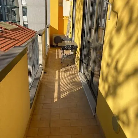 Bilocale Moderno E Luminoso Con Parcheggio Privato